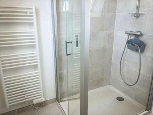 y baño con ducha y puerta de cristal. en Gîte du Pavement, en Craon