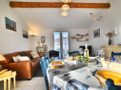 una sala de estar con una mesa y un sofá en Holiday Home Le Pêcheur by Interhome, en Saint-Pierre-dʼOléron