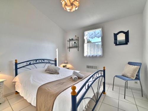 une chambre avec un lit et une chaise dans l'établissement Holiday Home Le Pêcheur by Interhome, à Saint-Pierre-dʼOléron