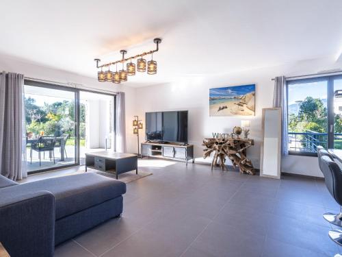 un salon avec un canapé et une télévision dans l'établissement Apartment Domaine d'Arca G1 by Interhome, à Porto-Vecchio