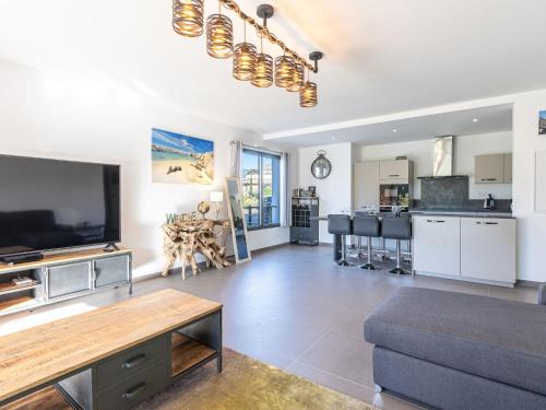 un salon avec un canapé et une télévision dans l'établissement Apartment Domaine d'Arca G1 by Interhome, à Porto-Vecchio