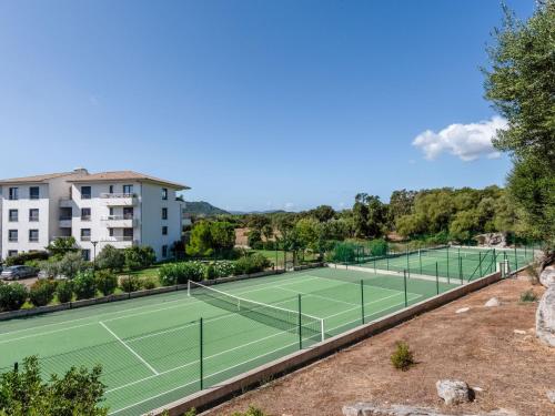 - un court de tennis avec 2 courts dans l'établissement Apartment Domaine d'Arca G6 by Interhome, à Porto-Vecchio