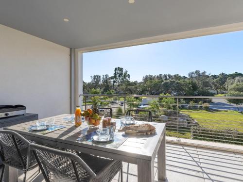 une salle à manger avec une table et une grande fenêtre dans l'établissement Apartment Domaine d'Arca G6 by Interhome, à Porto-Vecchio