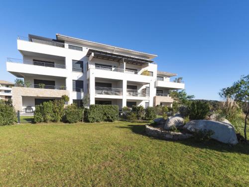 un immeuble d'appartements avec une cour en face dans l'établissement Apartment Domaine d'Arca G6 by Interhome, à Porto-Vecchio