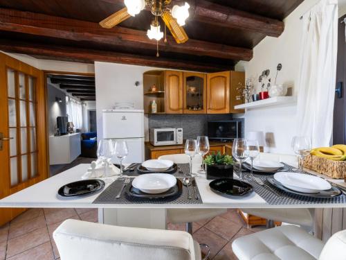 una cocina con una mesa con platos y copas de vino en Holiday Home Da Norma by Interhome en San Martino di Terzo