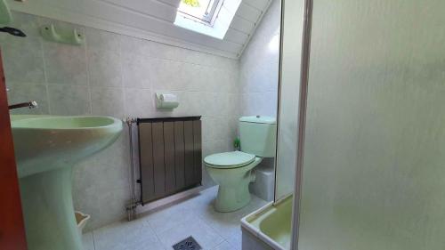 シオーフォクにあるApartment in Siofok/Balaton 34971のバスルーム(トイレ、洗面台付)