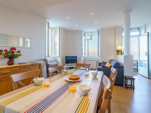 une cuisine et un salon avec une table et des chaises dans l'établissement Apartment Villa La Concha-1 by Interhome, à Saint-Jean-de-Luz
