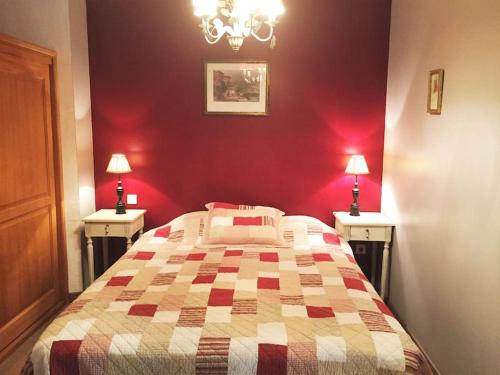 - une chambre avec un lit aux murs rouges et 2 tables de chevet dans l'établissement CLOS DU PRESIDIAL: ROMANTIC HIDEWAY IN THE MEDIEVAL SARLAT, à Sarlat-la-Canéda
