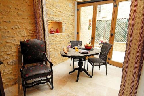 une salle à manger avec une table et une chaise dans l'établissement CLOS DU PRESIDIAL: ROMANTIC HIDEWAY IN THE MEDIEVAL SARLAT, à Sarlat-la-Canéda