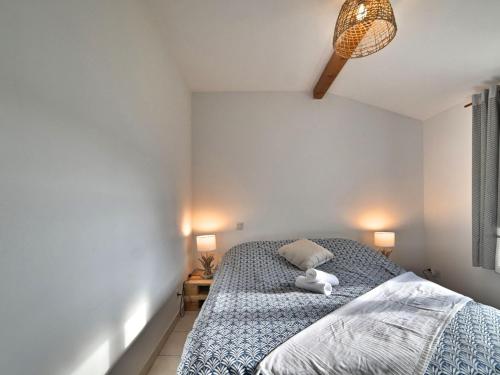 1 dormitorio con 1 cama con edredón azul en Holiday Home Montcalm by Interhome, en Saint-Pierre-dʼOléron