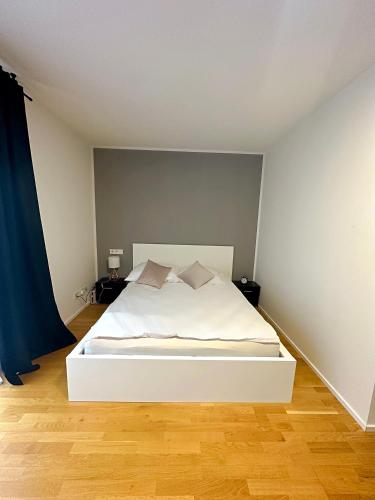 1 dormitorio con 1 cama blanca en una habitación en Stylish & Modern Apt - Heart of Stuttgart, en Stuttgart