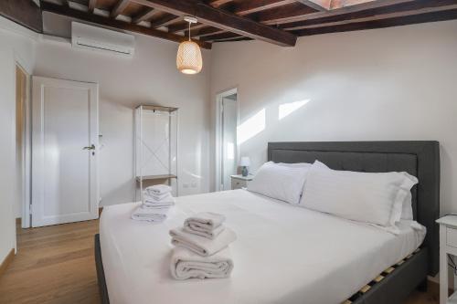 Palazzo Borghese Apartment with Panoramic Terrace