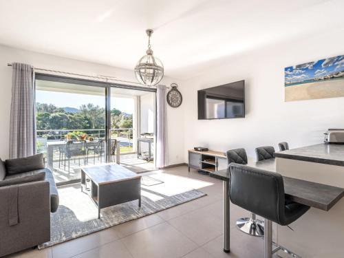 un salon avec un canapé et une table dans l'établissement Apartment Domaine d'Arca G7 by Interhome, à Porto-Vecchio
