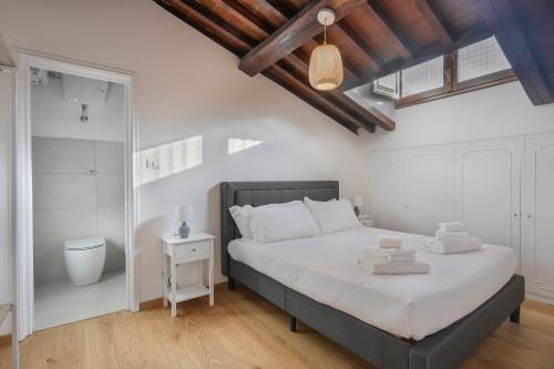 Palazzo Borghese Apartment with Panoramic Terrace