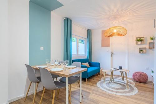 Χώρος καθιστικού στο 1 bedroom apartment near tram, CHR + parking