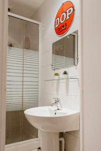 La salle de bains est pourvue d'un lavabo et d'un panneau mural. dans l'établissement Foch, au Havre