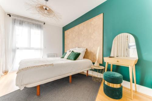 une chambre avec un lit et un miroir dans l'établissement Palais des congrès , 4 bedrooms, à Levallois-Perret