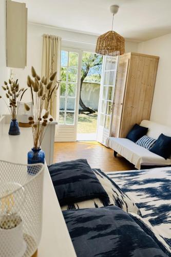 un salon avec un lit et un canapé dans l'établissement Holiday Home La Villa les Dunes by Interhome, à Saint-Denis-dʼOléron