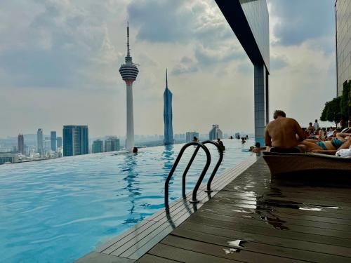 uma piscina de beiral infinito com vista para a cidade em Platinum Suites KLCC by Classy em Kuala Lumpur