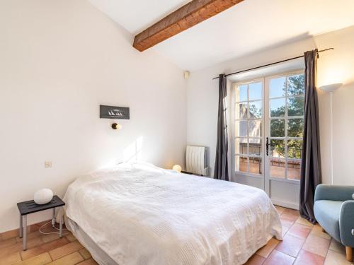 Villa Font Mourier Les Mimosas by Interhome tesisinde bir odada yatak veya yataklar