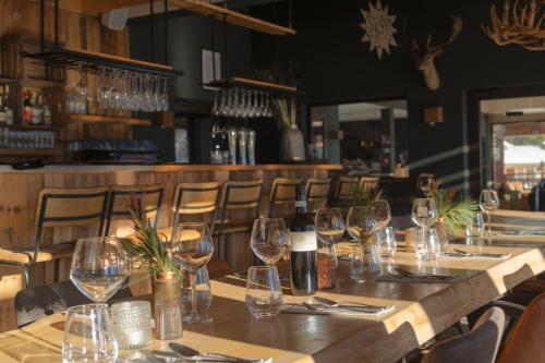 une table dans un restaurant avec des verres à vin dessus dans l'établissement Dormio Resort Les Portes du Grand Massif, à Flaine
