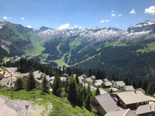 un village dans les montagnes enneigées dans l'établissement Dormio Resort Les Portes du Grand Massif, à Flaine