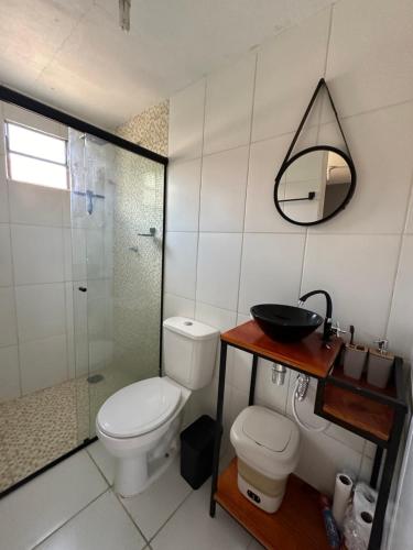 uma casa de banho com um WC, um chuveiro e um lavatório. em Confortável Kitinete Duplex em Fortaleza