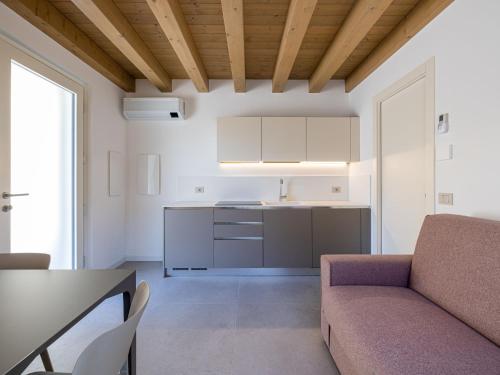 - un salon avec un canapé et une table dans l'établissement Apartment Il Giardino Segreto-7 by Interhome, à Cividale del Friuli