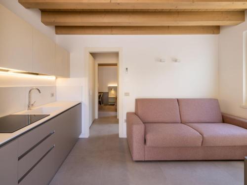 un salon avec un canapé dans une cuisine dans l'établissement Apartment Il Giardino Segreto-7 by Interhome, à Cividale del Friuli