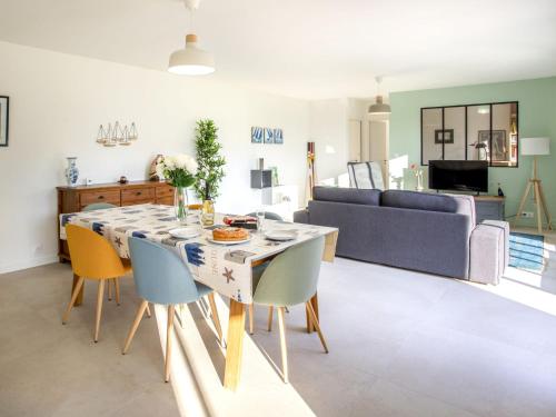 une salle à manger et un salon avec une table et des chaises dans l'établissement Holiday Home La Tingère by Interhome, à Pornic