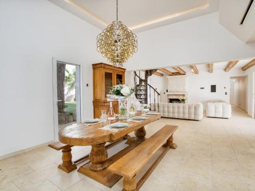 une salle à manger avec une table et un lustre dans l'établissement Villa Célalie by Interhome, à Cogolin