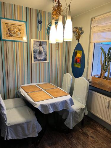 een eetkamer met een tafel en 2 stoelen bij Apartament Brzozowa in Chorzów