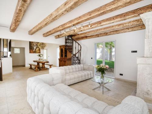 uma sala de estar com um sofá branco e uma mesa em Villa Célalie by Interhome em Cogolin