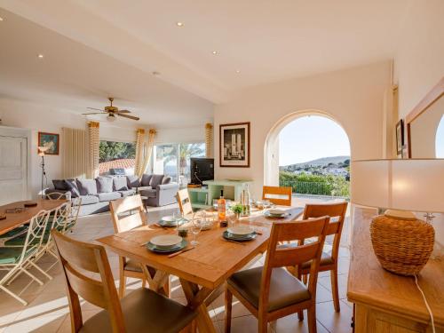 une salle à manger et un salon avec une table et des chaises dans l'établissement Holiday Home Les Chèvrefeuilles by Interhome, à Saint-Aygulf