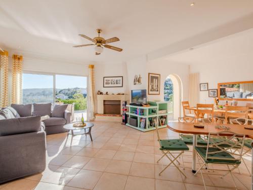 un salon avec un canapé et une table dans l'établissement Holiday Home Les Chèvrefeuilles by Interhome, à Saint-Aygulf