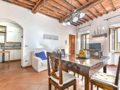 Il dispose d'une cuisine et d'un salon avec une table et des chaises en bois. dans l'établissement Apartment Il Marinaio by Interhome, à Rio Marina