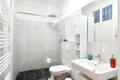 ein weißes Bad mit einem WC und einem Waschbecken in der Unterkunft Elegant Premium Apartment in Central Vienna (Naschmarkt) in Wien
