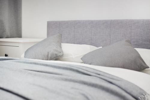 Ένα ή περισσότερα κρεβάτια σε δωμάτιο στο Apartamenty LAGOM