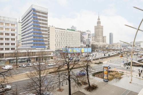 vistas a una calle de la ciudad con coches y edificios en Marszałkowska Stylish Apartment with Balcony Warsaw Center by Renters en Varsovia