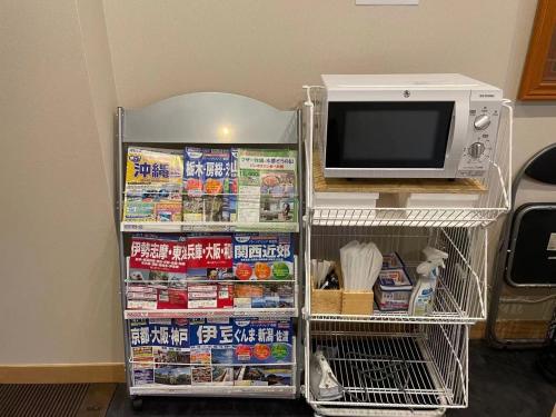 un frigorifero pieno di cibo accanto a una TV di Light Hotel - Vacation STAY 17340v a Tokyo