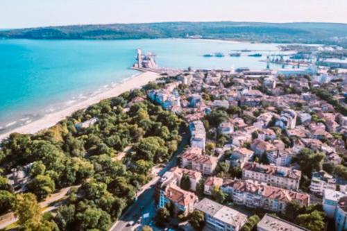 una vista aérea de una ciudad y del agua en Hotel Acropolis, en Varna