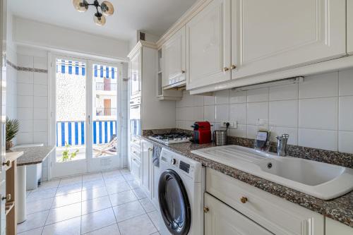a kitchen with a washing machine and a sink at Grand 2 Pièces avec une belle terrasse *Le Cannet in Le Cannet
