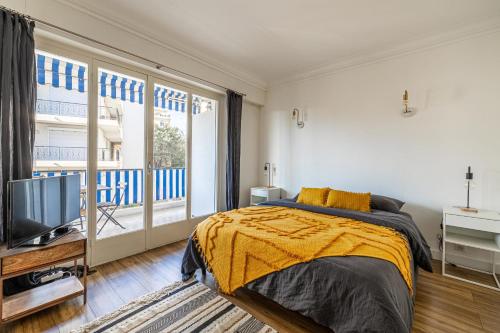 勒卡內的住宿－Grand 2 Pièces avec une belle terrasse *Le Cannet，一间卧室设有一张床和一个大窗户