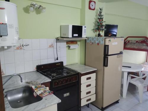 Kuchyň nebo kuchyňský kout v ubytování Departamento céntrico para 4 personas a 3 cuadras del mar