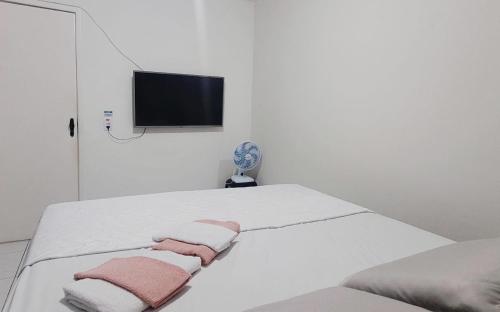 um quarto com uma cama com toalhas em Apê Térreo, próximo ao Shopping! em Petrolina