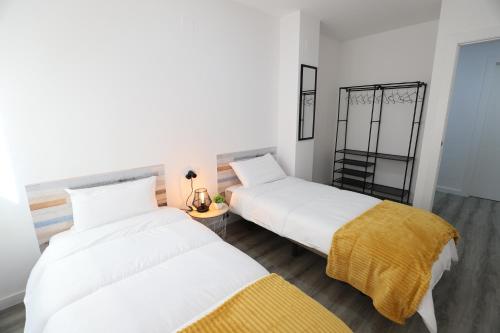 プエルト・デ・サグントにあるEsplendido apartamento para 6 personas by Hometelsの部屋に並んで置かれた2つのベッド