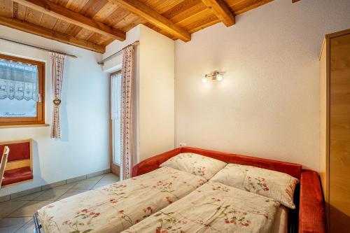 a small bedroom with a bed and a window at Speckign Apartment 3 in Cadipietra