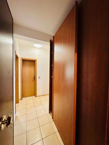 a hallway with a door and a tile floor at SweetHome in Sutomore