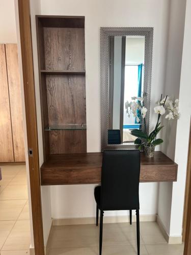 a desk in a room with a mirror and a chair at Moderno apartamento con vista inigualable in Dosquebradas