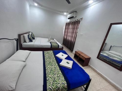 Postel nebo postele na pokoji v ubytování Kyle Calangute 1 bhk luxury apartment with pool